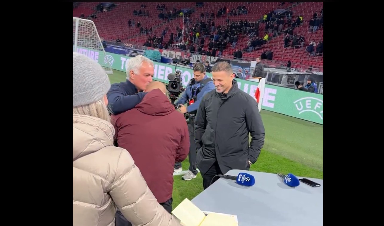 Mourinho reencontra Sneijder com abraço e beijo na careca antes de Benfica x Ajax; vídeo