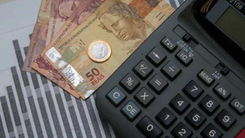 Salários devem estagnar em 2026, mas empresas apostam em benefícios para reverter insatisfação