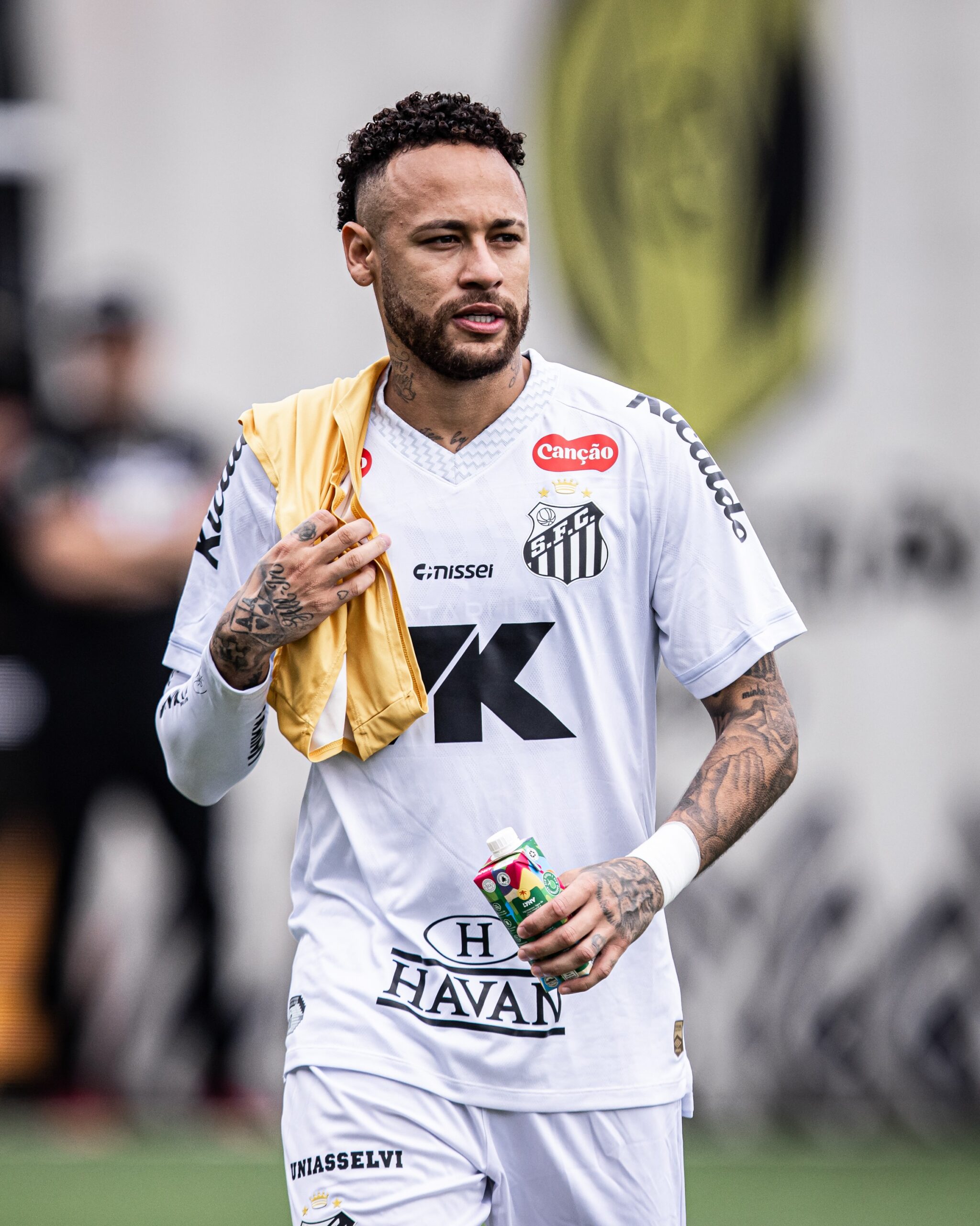 Neymar completa um turno pelo Santos contra o Flamengo ainda buscando fuga do Z-4 e Seleção