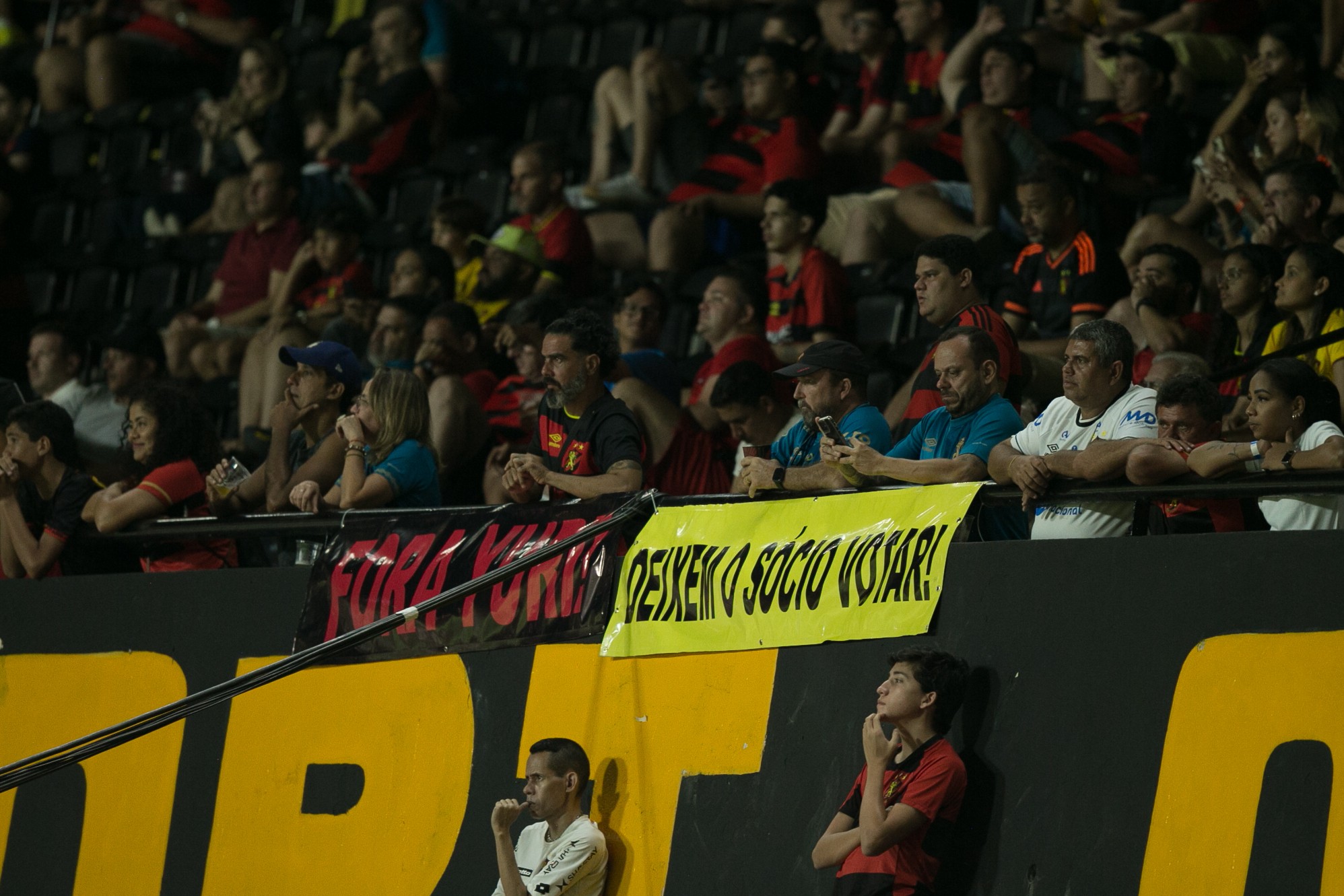 Sport registra pior público do ano em derrota para o Vitória, na Ilha do Retiro