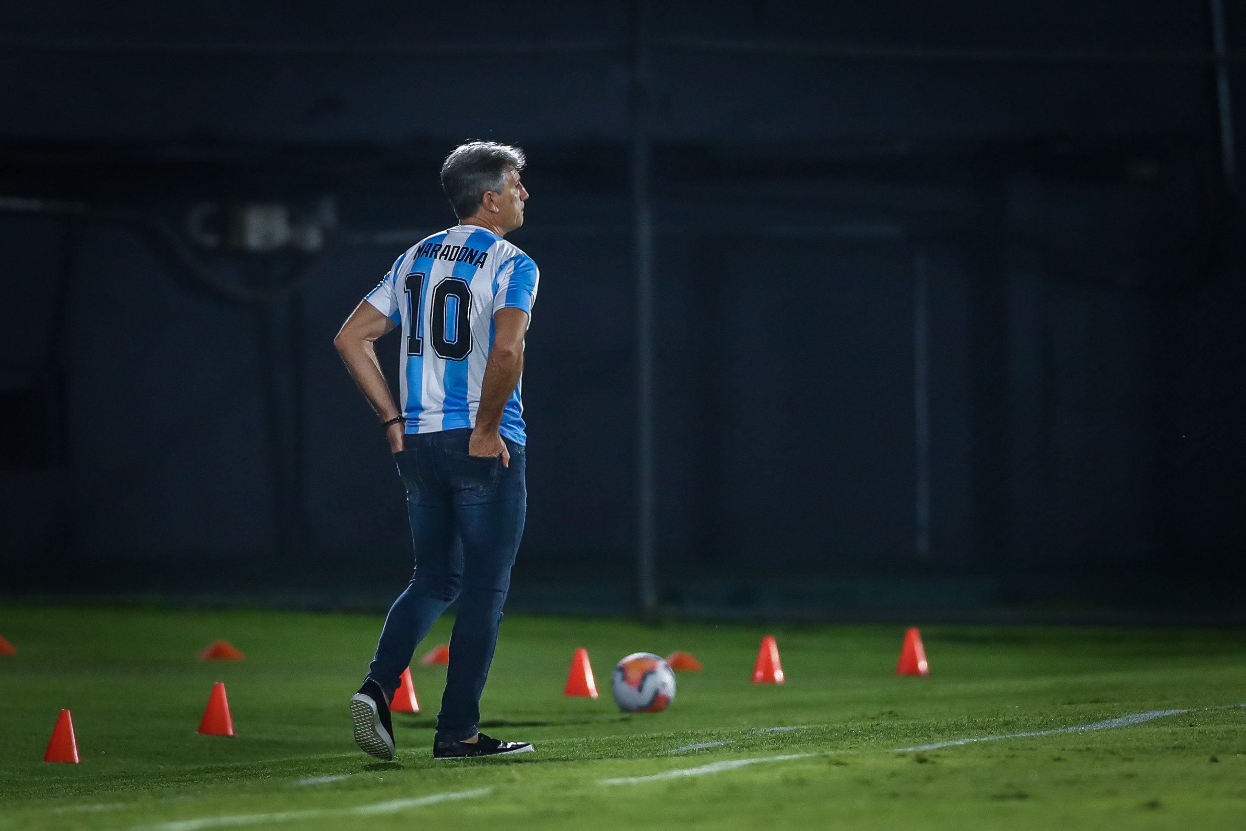 Lembra desta? Renato Gaúcho homenageou Maradona com camisa da Argentina em jogo do Grêmio