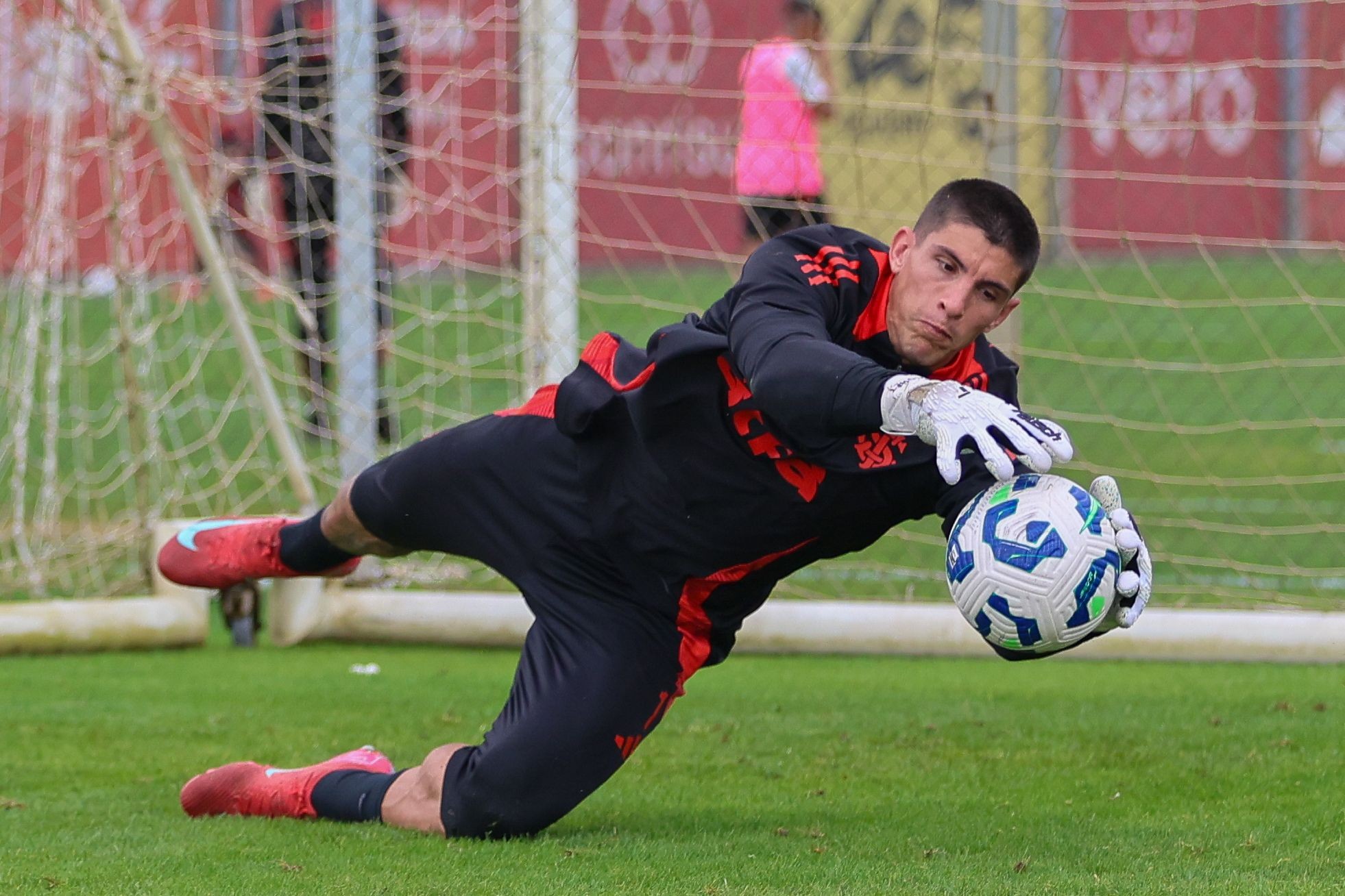Rochet volta e pode ser titular do Inter contra o Santos; veja relacionados