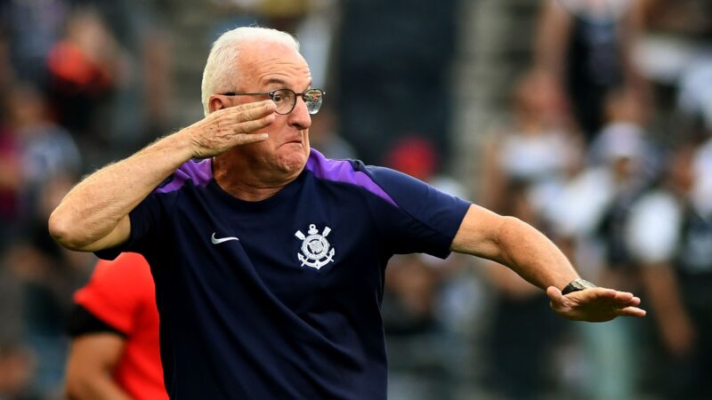 Dorival avalia impacto de crise política do Corinthians: “Dificuldades que não havia passado em clube algum”