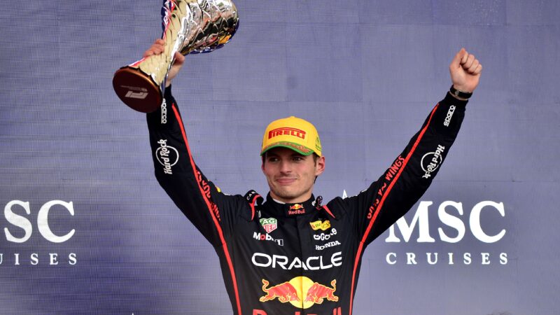 Verstappen vê batida com Russell como maior erro na F1 2025