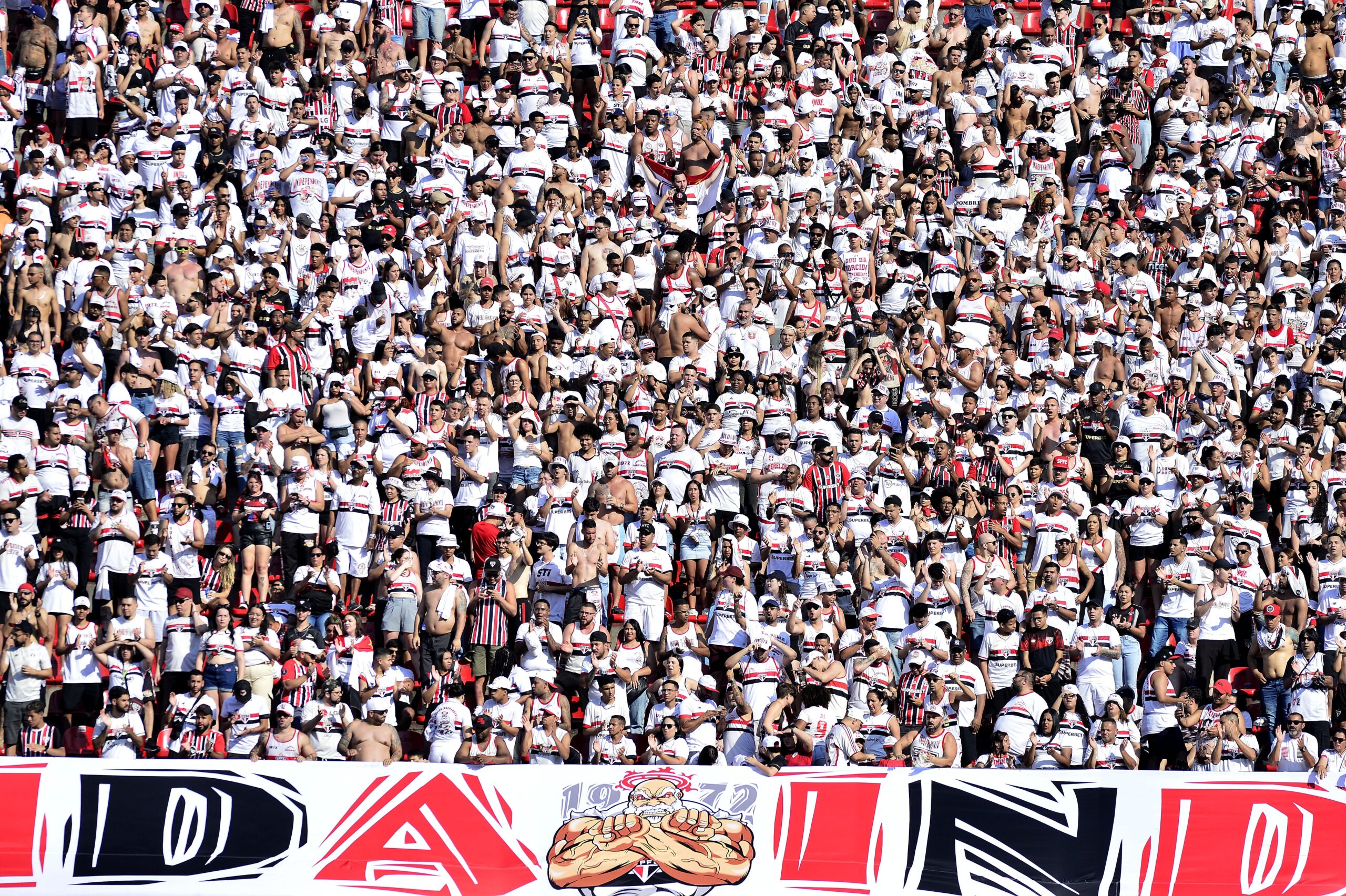 São Paulo paga multa de R$ 100 mil ao STJD por cantos homofóbicos de torcedores