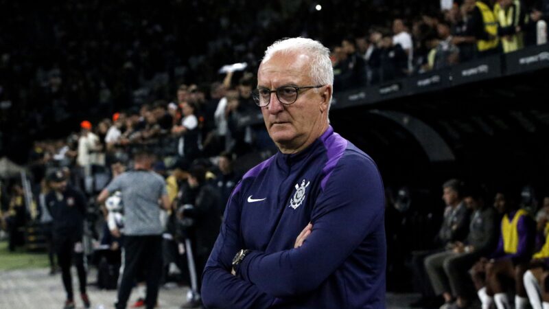 Dorival valoriza vitória e diz por que Memphis começou clássico na reserva: “Não se sentia confiante”