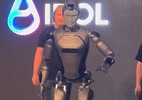 Robô humanoide russo leva tombo e cai de cara no chão em apresentação; veja