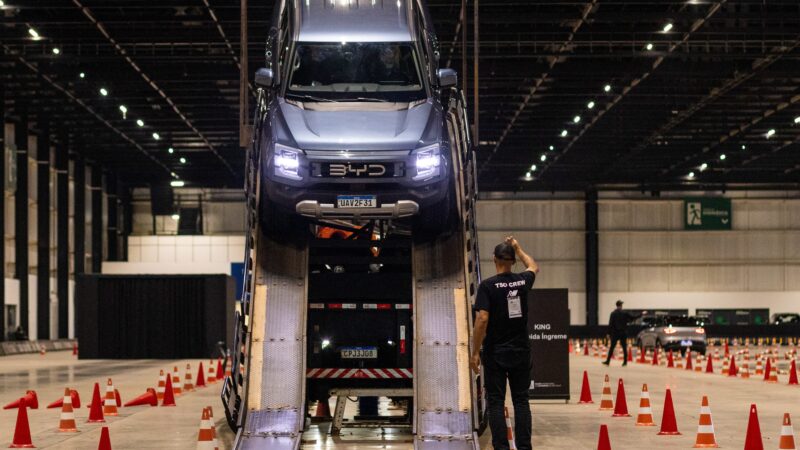 Salão do Automóvel 2025: público aprova test-drive do evento, apesar de ser limitado a 25 km/h; VÍDEO