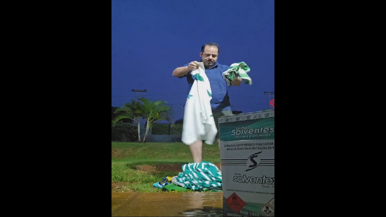 Torcedor queima coleção de camisas do Goiás após perda do acesso; vídeo