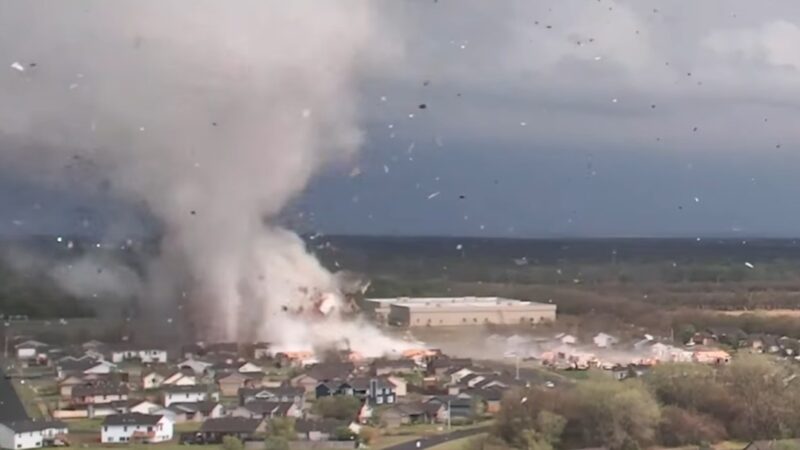 É #FAKE que vídeo aéreo mostre tornado cruzando cidade no Paraná; cena foi registrada nos EUA em 2022