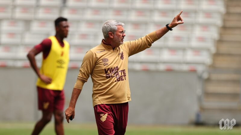 Escalação do Athletico: Odair define time com mudanças para “decisão” na Série B