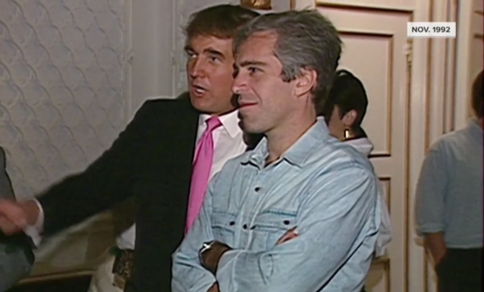 E-mails de Epstein: Casa Branca acusa oposição de vazamento seletivo para difamar Trump