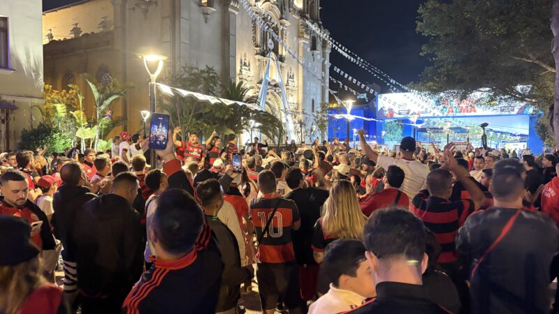 Flamengo chega a Lima para final da Libertadores abraçado por centenas de torcedores
