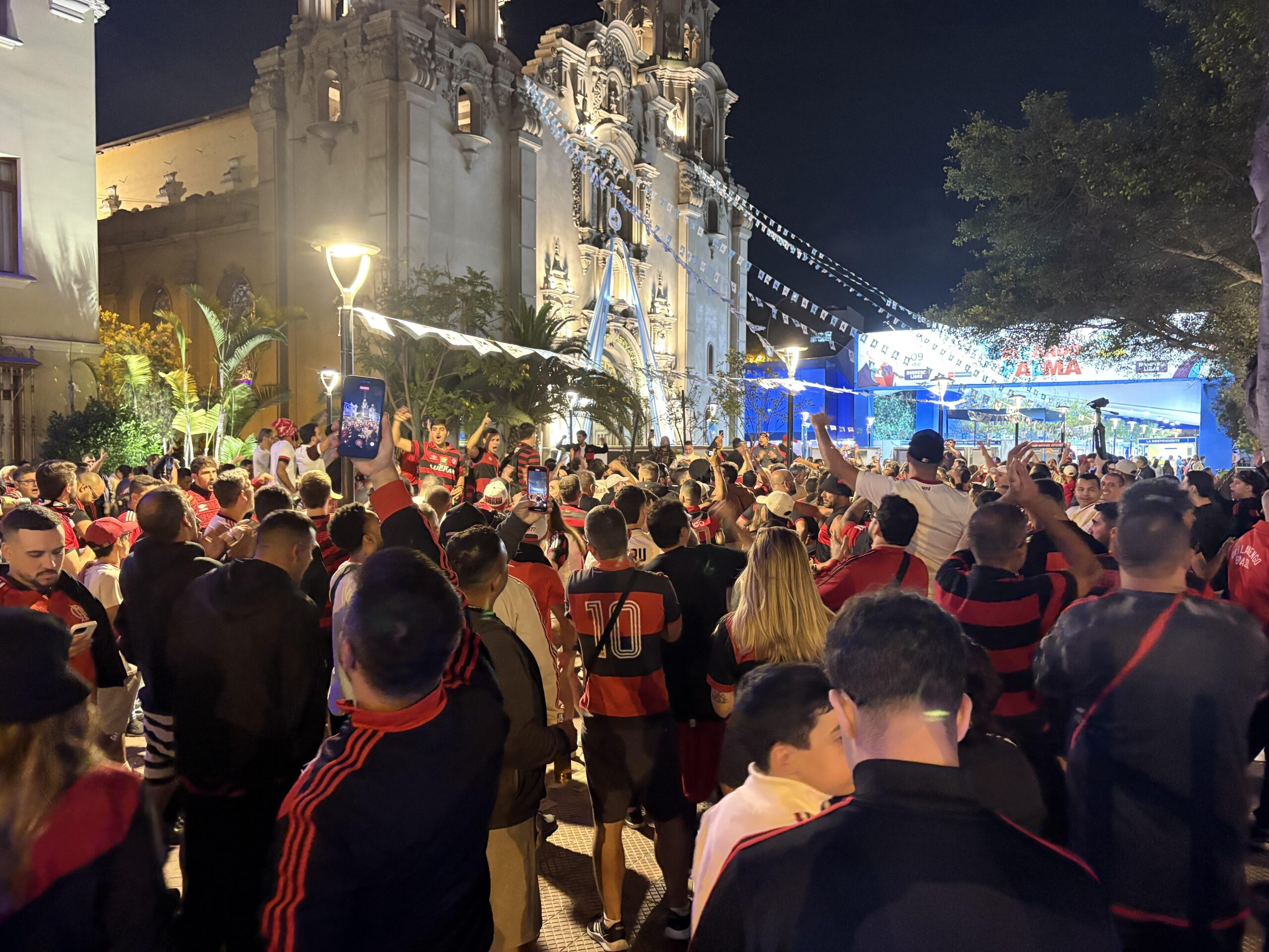 Flamengo chega a Lima para final da Libertadores abraçado por centenas de torcedores