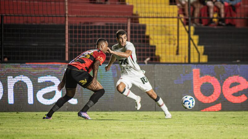 Após assistência pelo Vitória, Cáceres faz melhor Série A da carreira em participações para gols