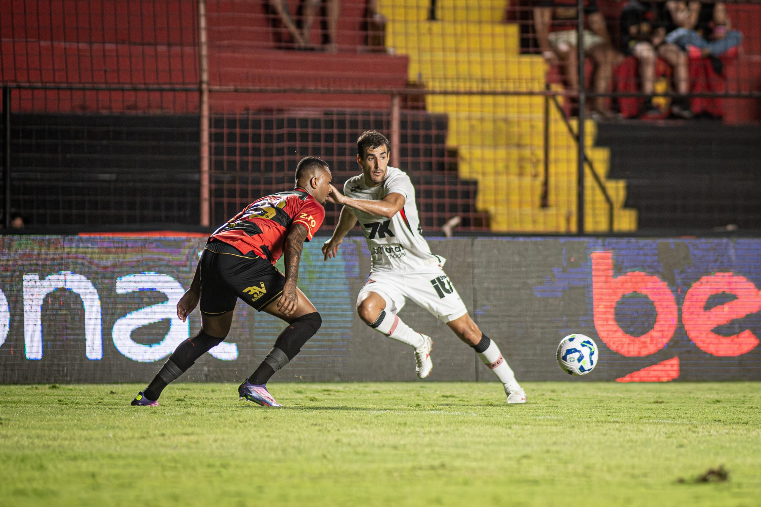 Após assistência pelo Vitória, Cáceres faz melhor Série A da carreira em participações para gols