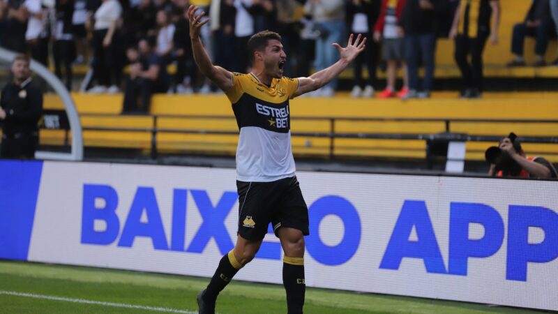 Criciúma encaminha renovação de contrato com o lateral-direito Marcinho