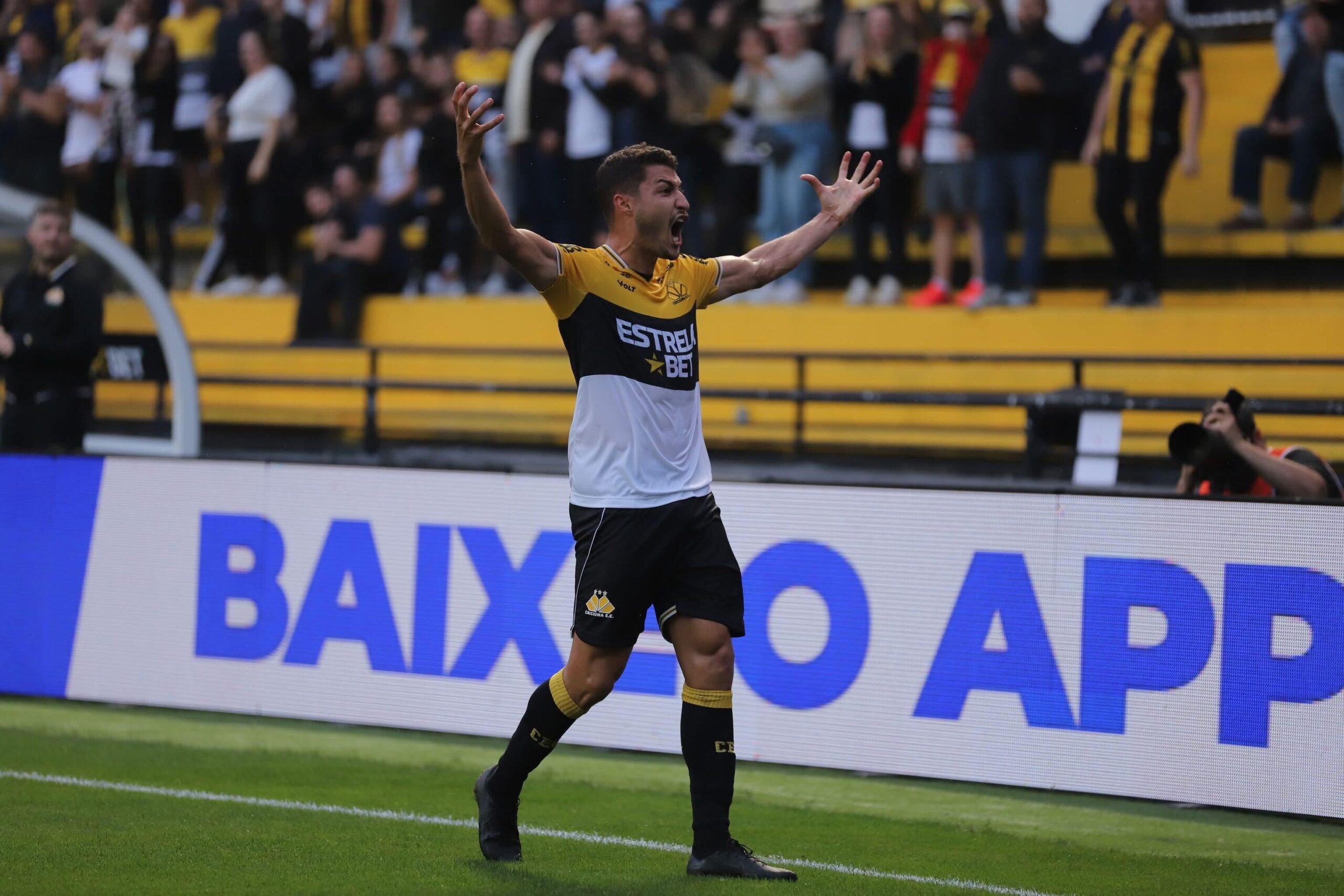 Criciúma encaminha renovação de contrato com o lateral-direito Marcinho