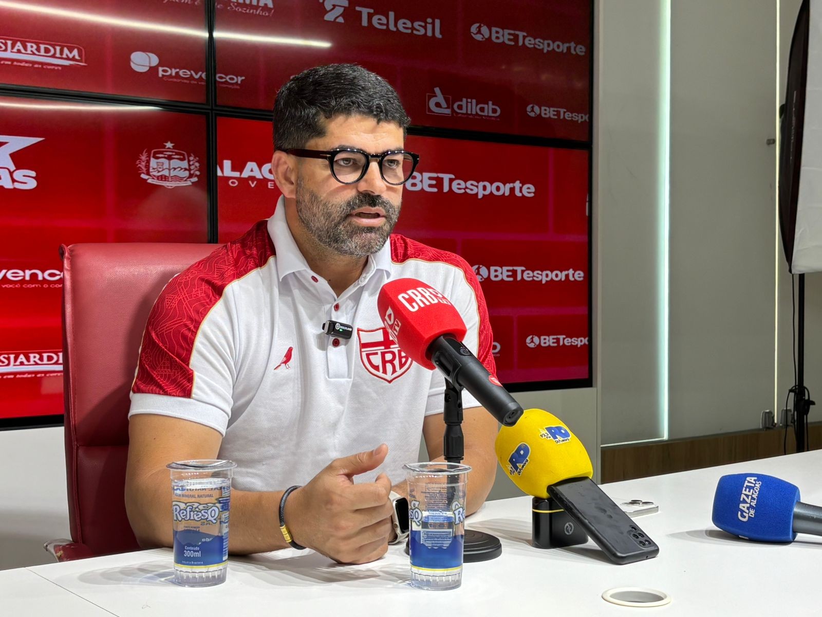 Ari Barros explica montagem do elenco e comemora fase do CRB: “As escolhas foram assertivas”