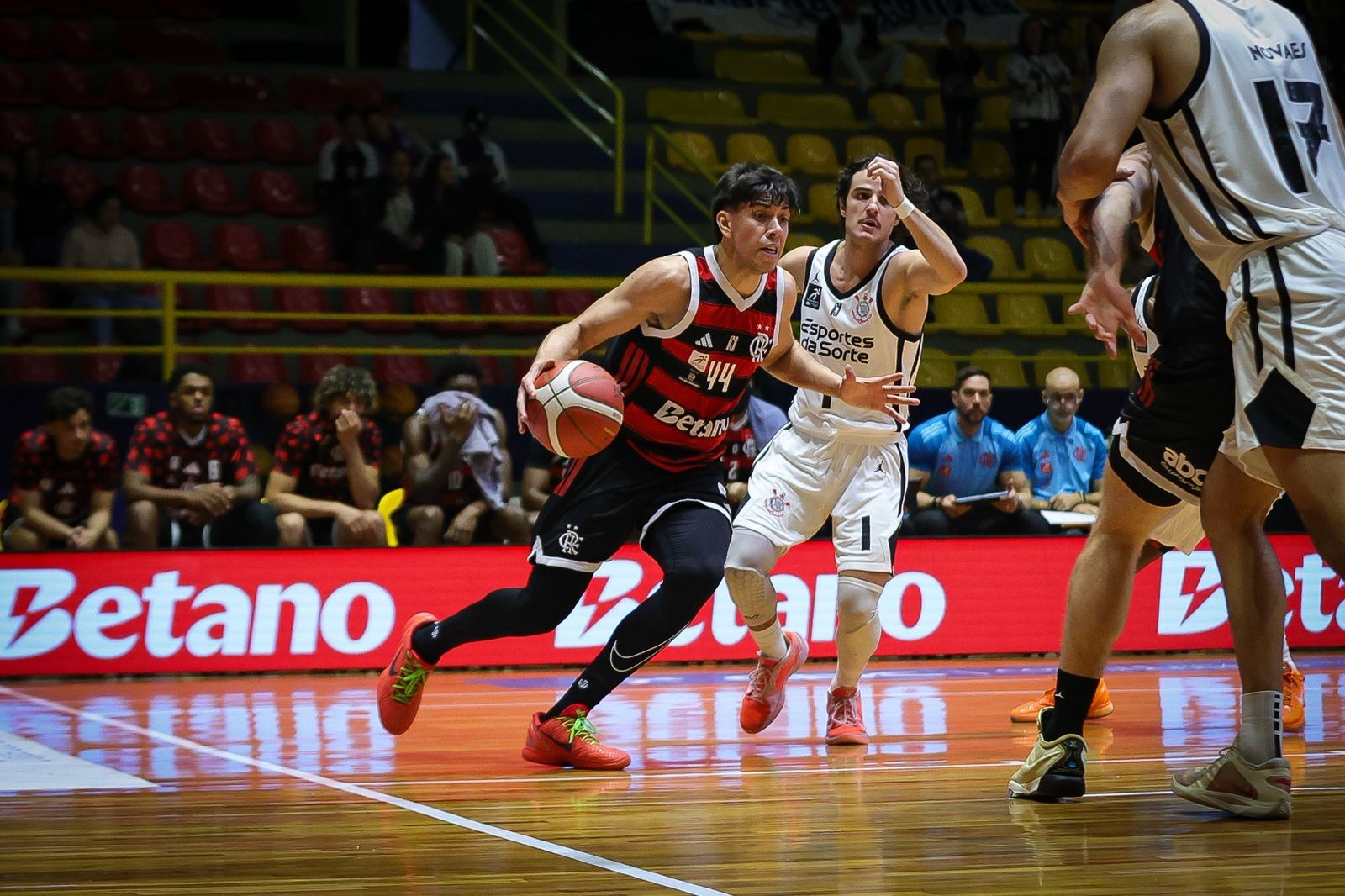 Flamengo supera o Corinthians e vence a 5ª seguida no NBB