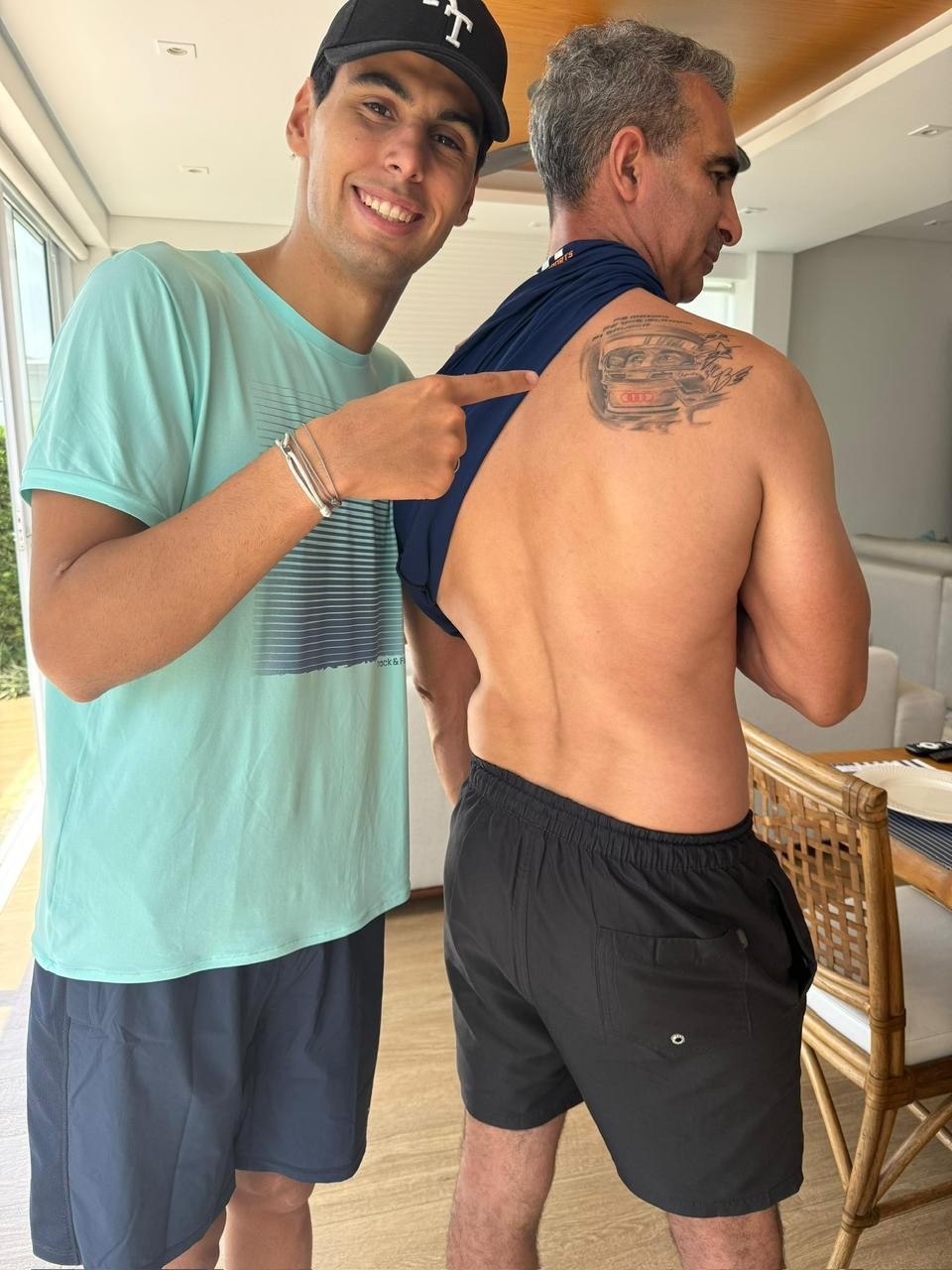 Preparador físico faz tatuagem após chegada de Bortoleto à F1: “Farei outra quando for campeão”