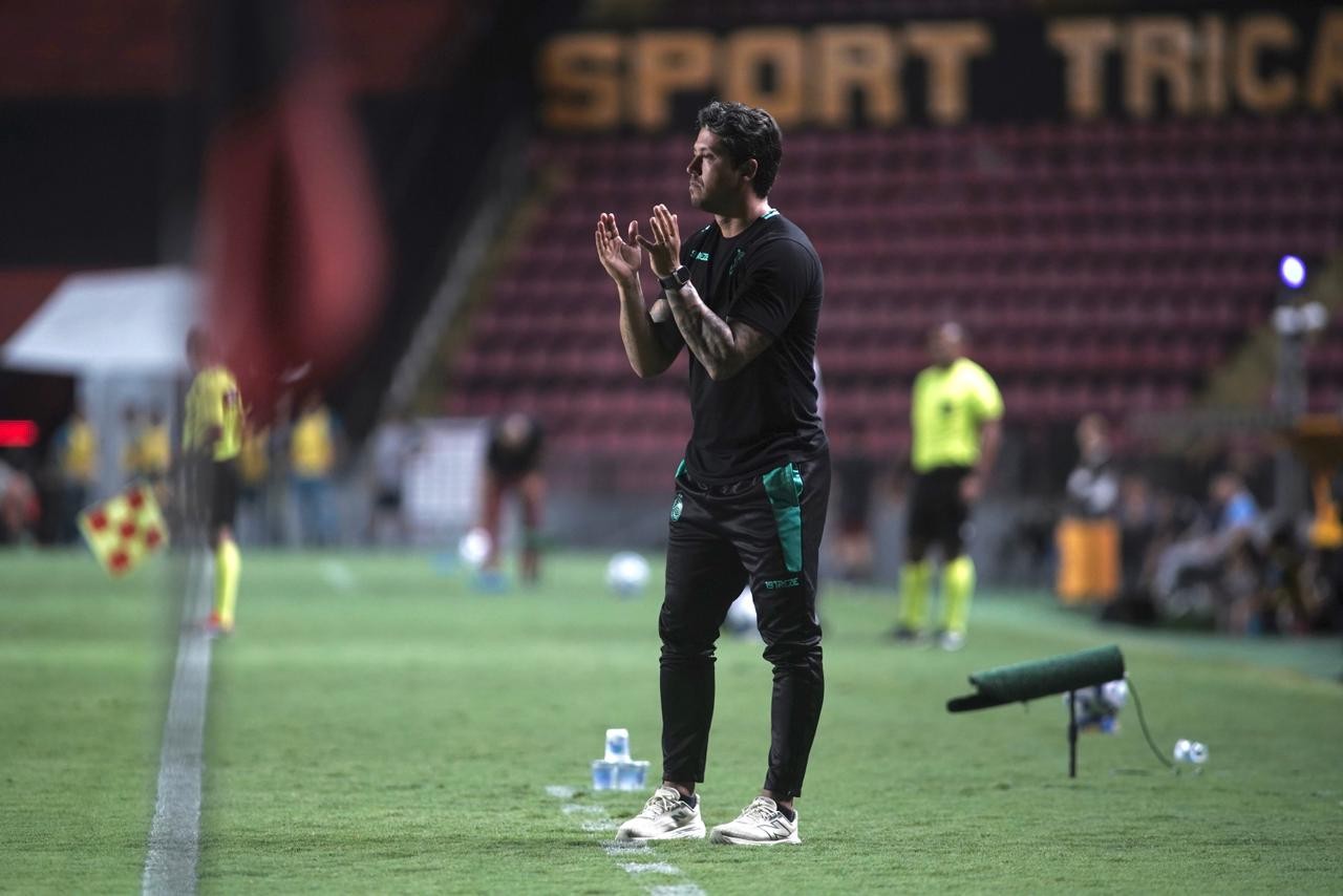 Sport negocia a contratação do técnico Thiago Carpini para 2026