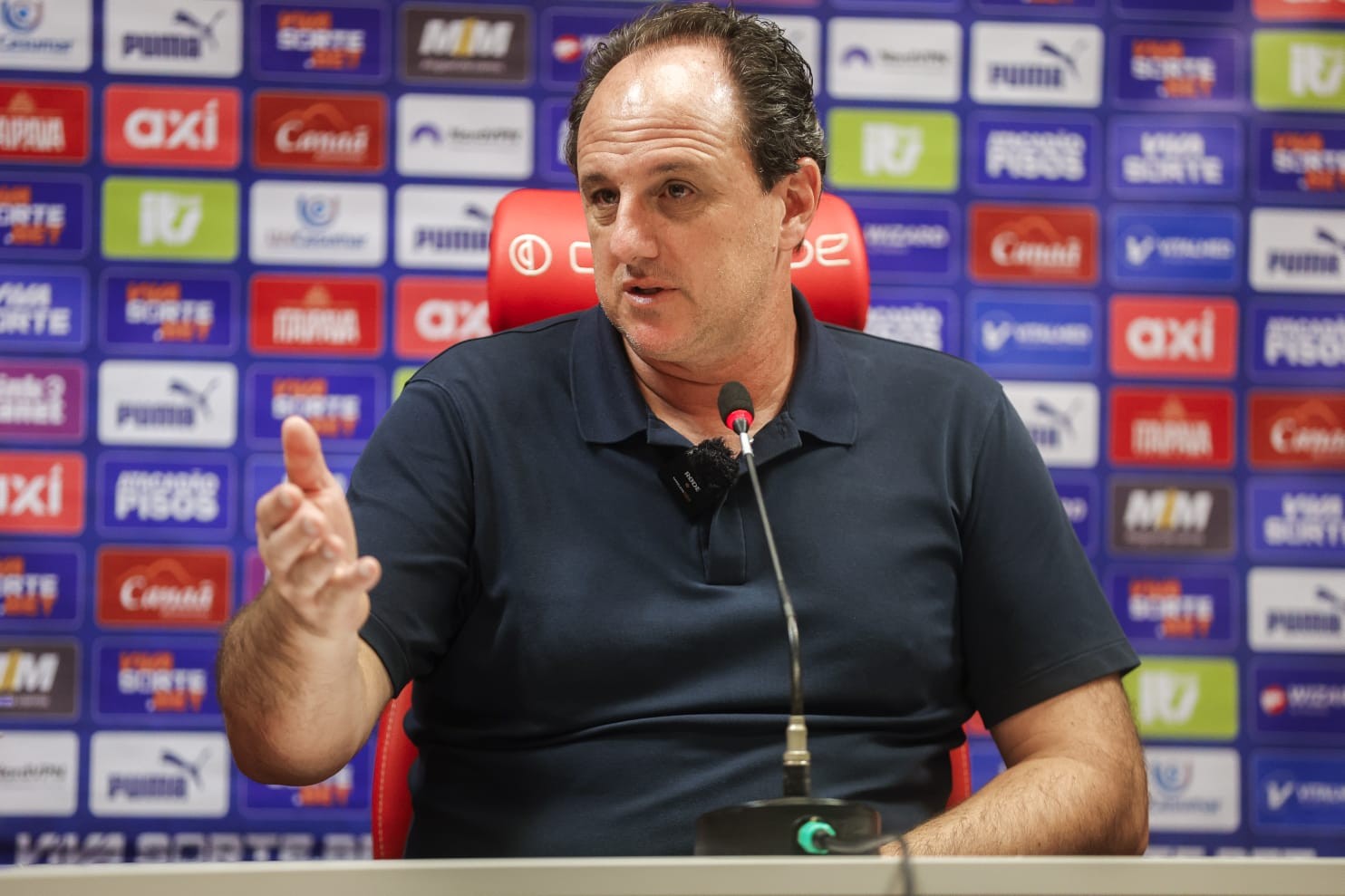 Ceni celebra ponto somado pelo Bahia contra o Inter e exalta Tiago: “Tem nos ajudado muito”