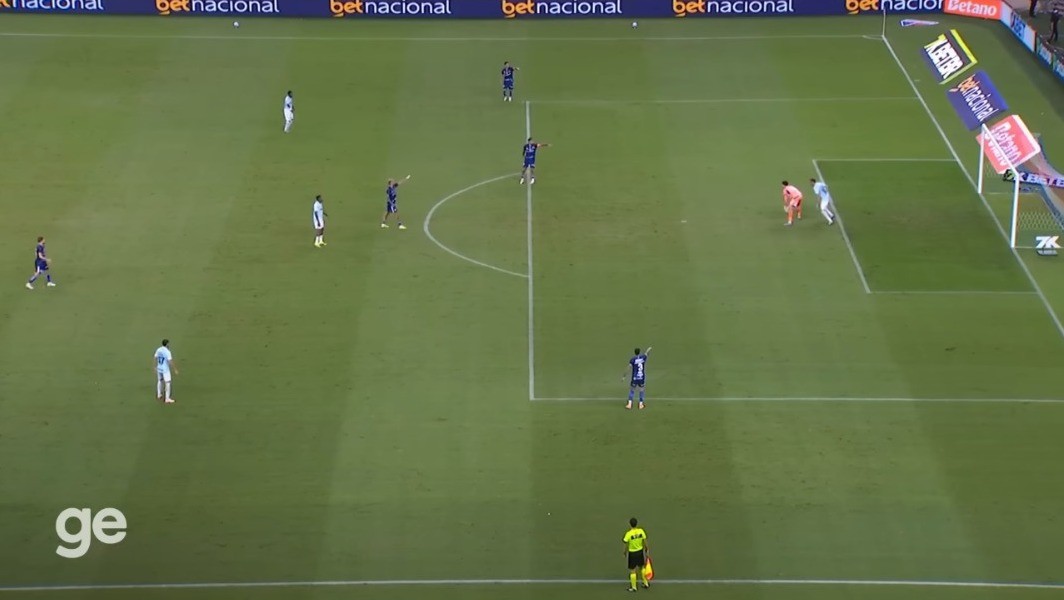 Imagem de jogadores do Fortaleza alertando Brenno em falha bizarra viraliza