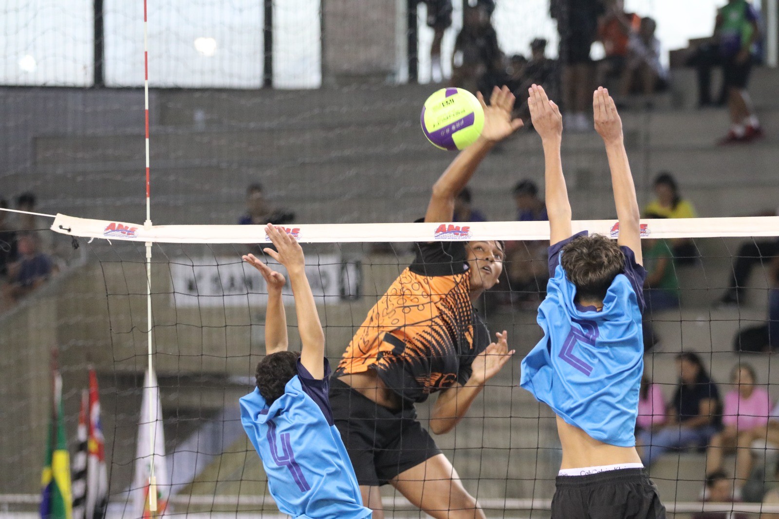 EE Coronel Jeremias Jr. vence na abertura das oitavas de final da 9ª Copa TV Tribuna de Vôlei Escolar
