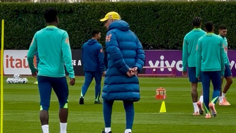 Ancelotti tem conversa ao pé do ouvido com Vini Jr em treino da seleção brasileira; veja vídeo