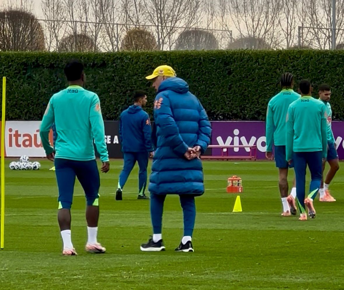 Ancelotti tem conversa ao pé do ouvido com Vini Jr em treino da seleção brasileira; veja vídeo