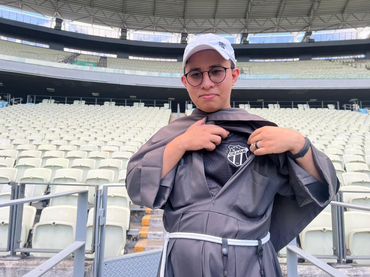 Frei “adota” o Ceará e concilia rotina religiosa com paixão pelo clube