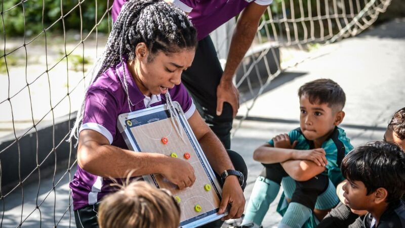 Jovem técnica negra do futsal do Ceará inspira nas quadras e festeja conquistas