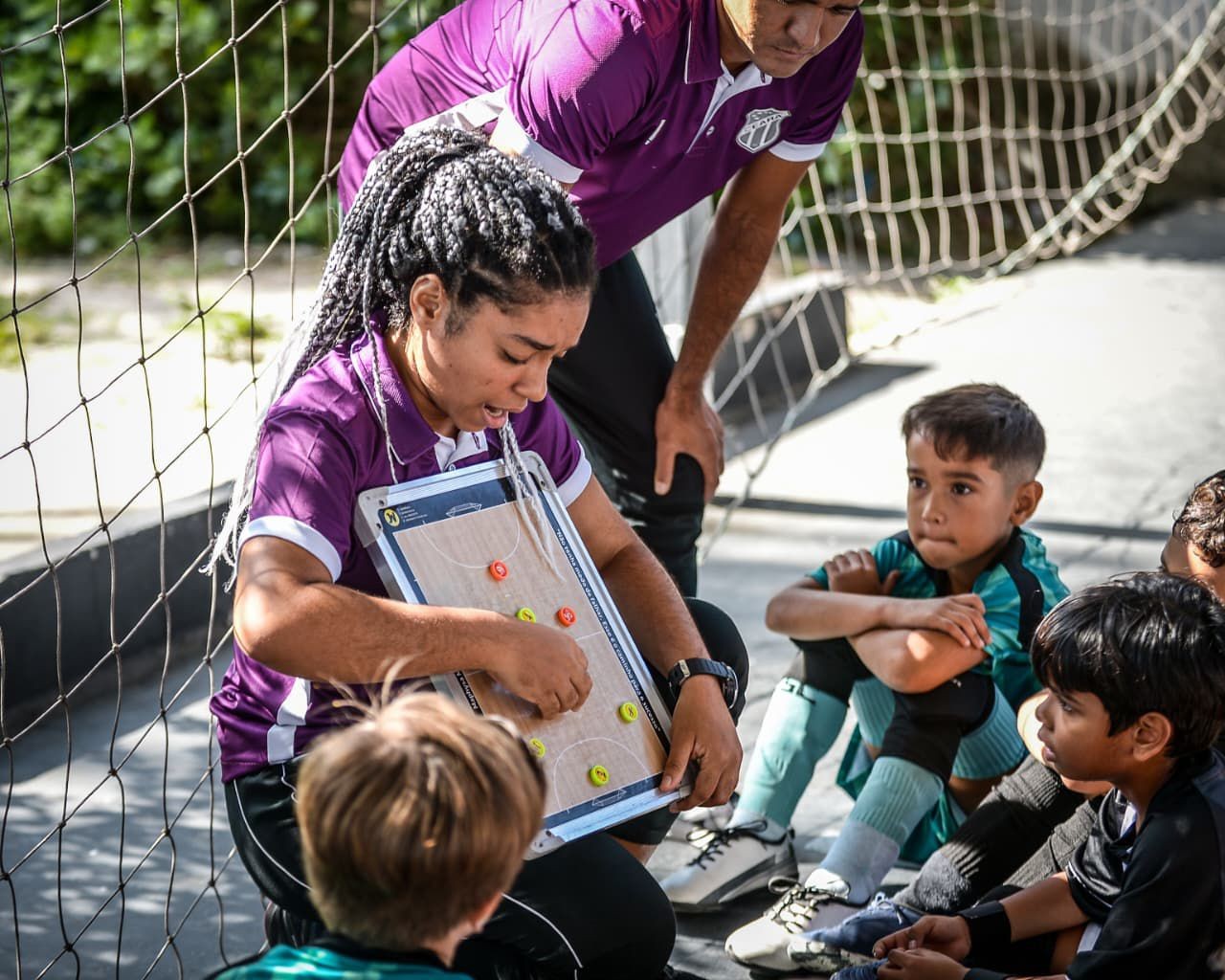 Jovem técnica negra do futsal do Ceará inspira nas quadras e festeja conquistas