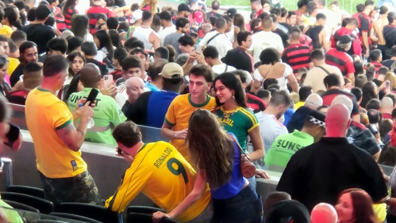 Dua Lipa assiste a Fluminense x Flamengo em camarote do Maracanã