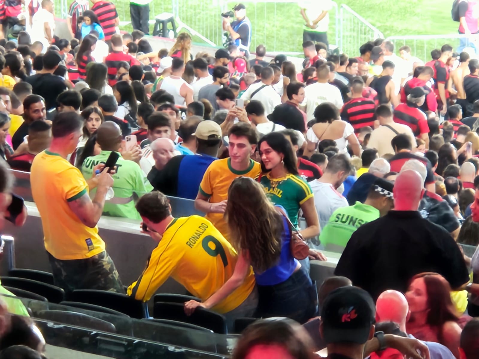 Dua Lipa assiste a Fluminense x Flamengo em camarote do Maracanã