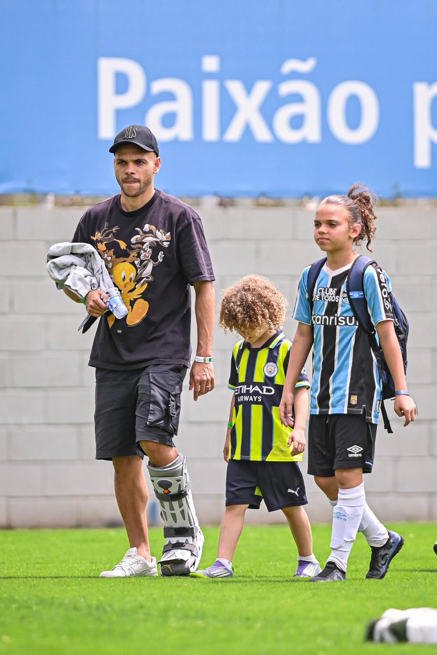 Ex-Barcelona visita CT do campeão da Série D