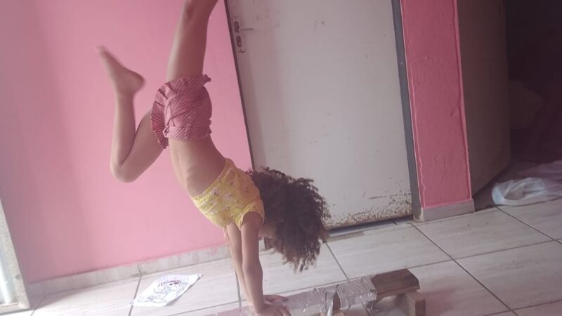 Ginasta de sete anos viraliza com treinos improvisados em casa e ganha carinho de Rebeca Andrade