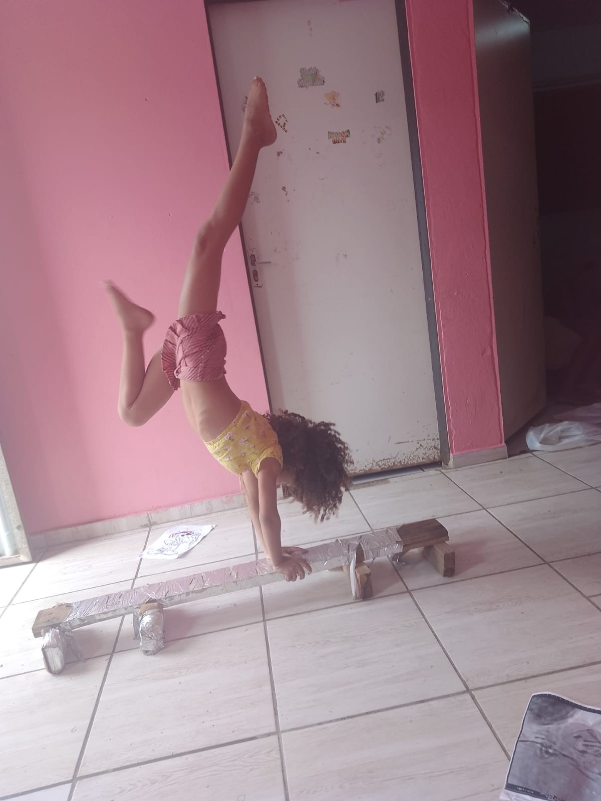 Ginasta de sete anos viraliza com treinos improvisados em casa e ganha carinho de Rebeca Andrade