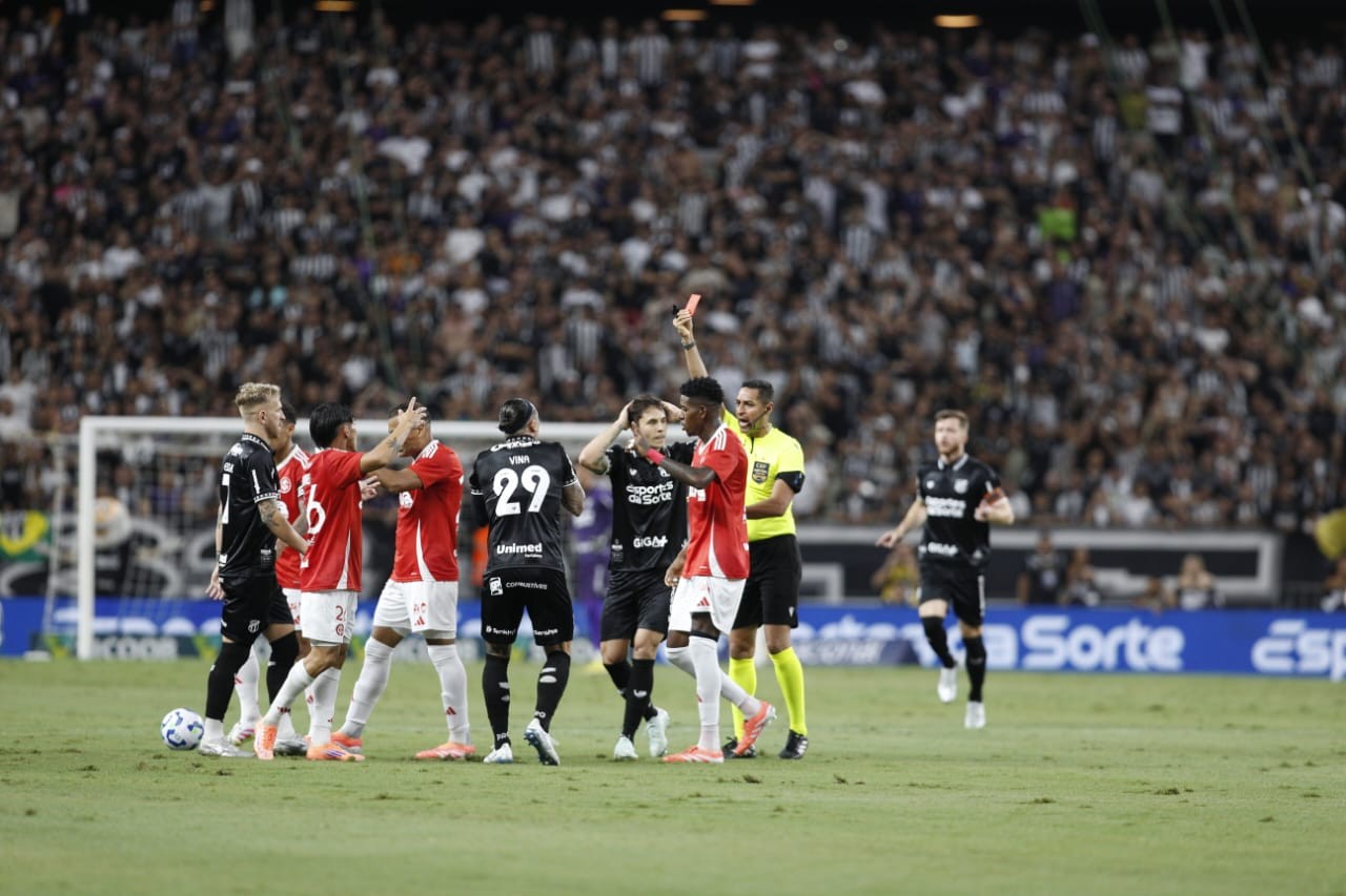 Atuações do Ceará: expulsão de Vina é determinante em derrota para o Inter