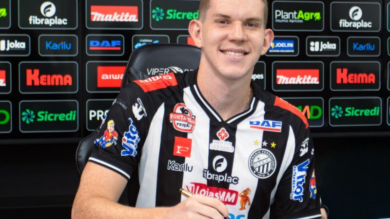 Filho do pentacampeão Ricardinho assina primeiro contrato profissional com time de Alex