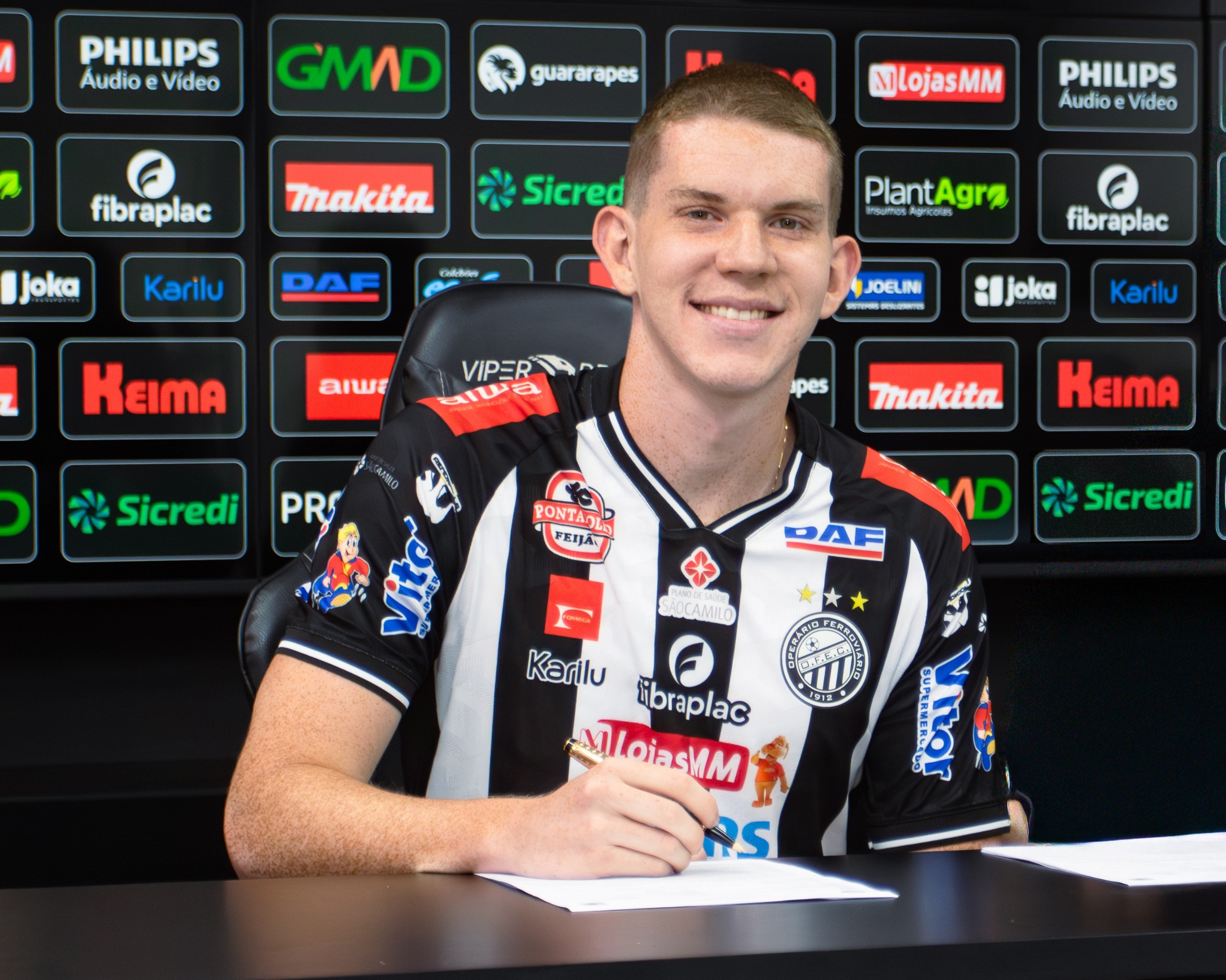 Filho do pentacampeão Ricardinho assina primeiro contrato profissional com time de Alex