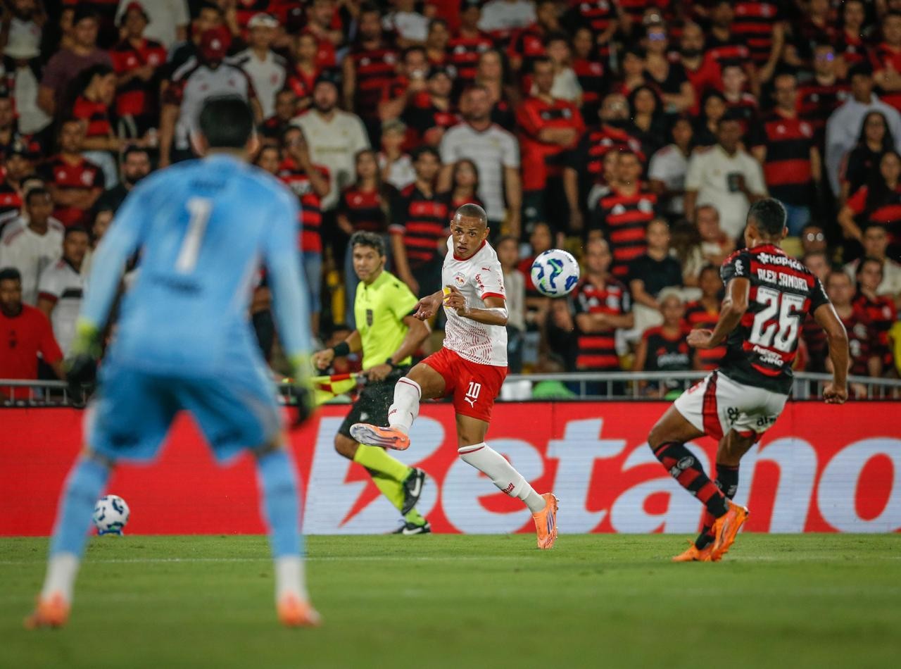 Jhon Jhon lamenta derrota, mas vê Bragantino vivo no campeonato: “Sonhar com a Libertadores”