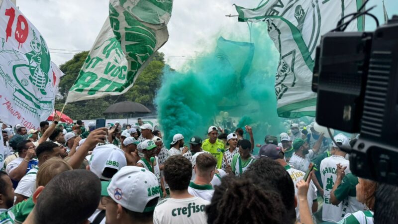 Apoio e cobrança: torcedores vão ao CT e se despedem do Palmeiras antes de final da Libertadores