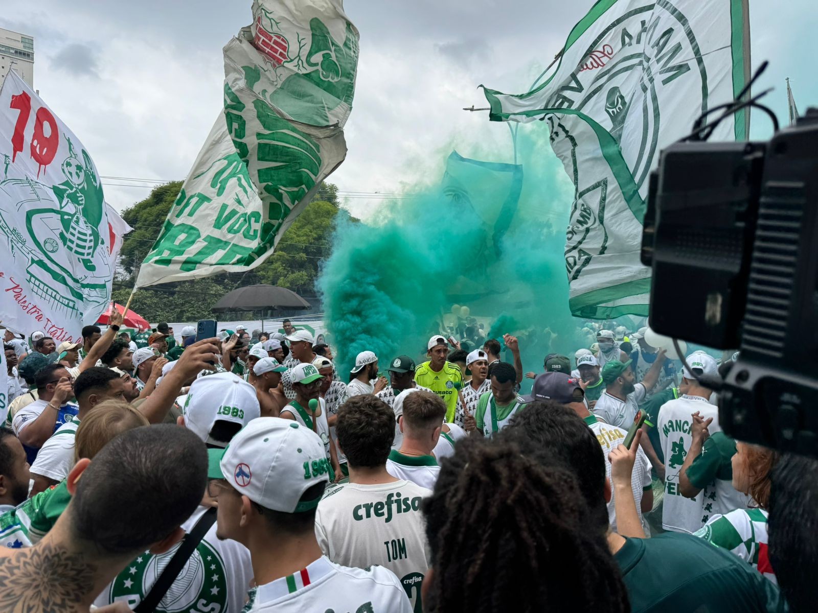 Apoio e cobrança: torcedores vão ao CT e se despedem do Palmeiras antes de final da Libertadores