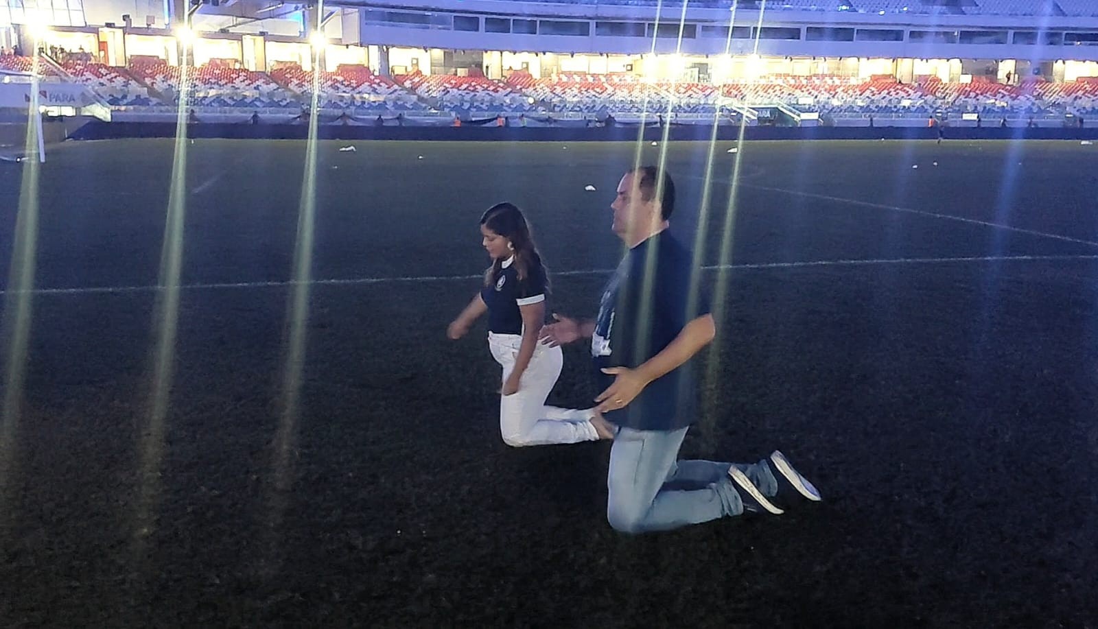 VÍDEO: Pedro Rocha e vice do Remo atravessam gramado de joelhos após acesso