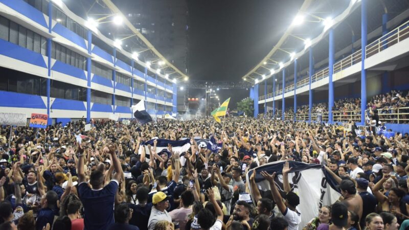 Com trio elétrico e presença de jogadores, Remo “muda” ponto de encontro para comemorar acesso