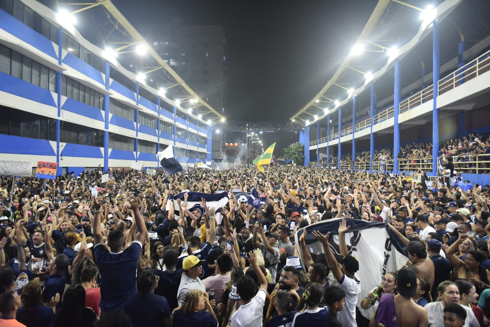Com trio elétrico e presença de jogadores, Remo “muda” ponto de encontro para comemorar acesso