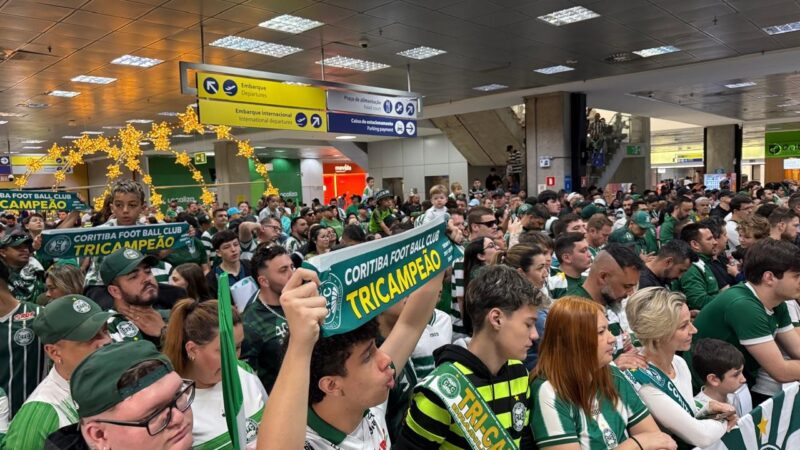Campeão da Série B, Coritiba é recebido com festa da torcida no aeroporto; acompanhe