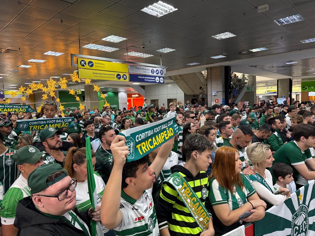 Campeão da Série B, Coritiba é recebido com festa da torcida no aeroporto; acompanhe